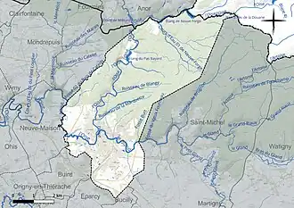 Carte en couleur présentant le réseau hydrographique de la commune