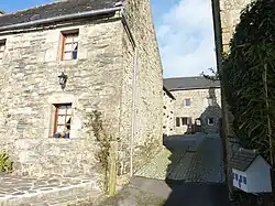 Rue du bourg avec maisons traditionnelles.