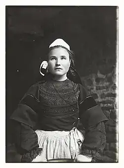 Paul Géniaux, Portrait d'une jeune femme en costume bigouden (vers 1900), Rennes, musée de Bretagne.
