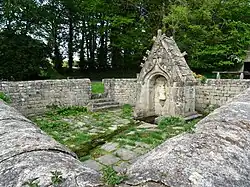 La fontaine de Saint-Bieuzy : vue d'ensemble.