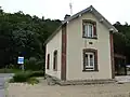 La maisonnette de la garde-barrière de l'ex-passage à niveau sur la route Berrien-Scrignac.