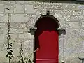 Chapelle Sainte-Brigitte, porte d'entrée et inscription gravée au-dessus de la porte d'entrée.