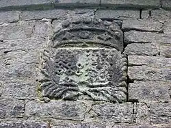 Chapelle Saint-Cado : les armes de la famille Guer de Pontcallec sur un mur extérieur du chevet.