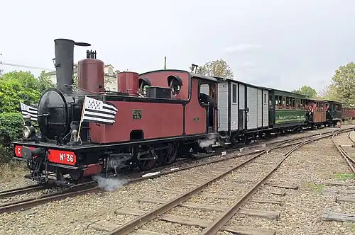 La 030T no 36 devant le fourgon no D370 au MTVS.