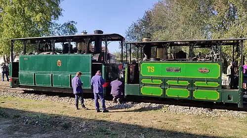 La locomotive SNCV HL303 (à gauche) et la 030T no&nbsp;60 des Tramways de la Sarthe en 2019 sur les voies du Train à vapeur du Beauvaisis
