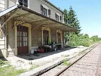 Le quai de l'ancienne gare d'Étais-la-Sauvin vu en direction de Clamecy.