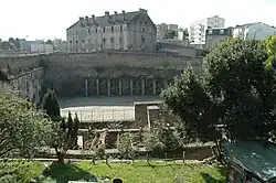 La Madeleine ou prison de Pontaniou en arrière-plan avec la rue Saint-Malo au premier plan, fermée le bâtiment aux Lions à gauche.