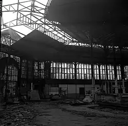 L'intérieur de l'ancien marché, par André Cros (1963, Archives municipales).