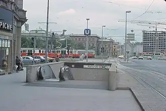 Une bouche d'accès à la station.