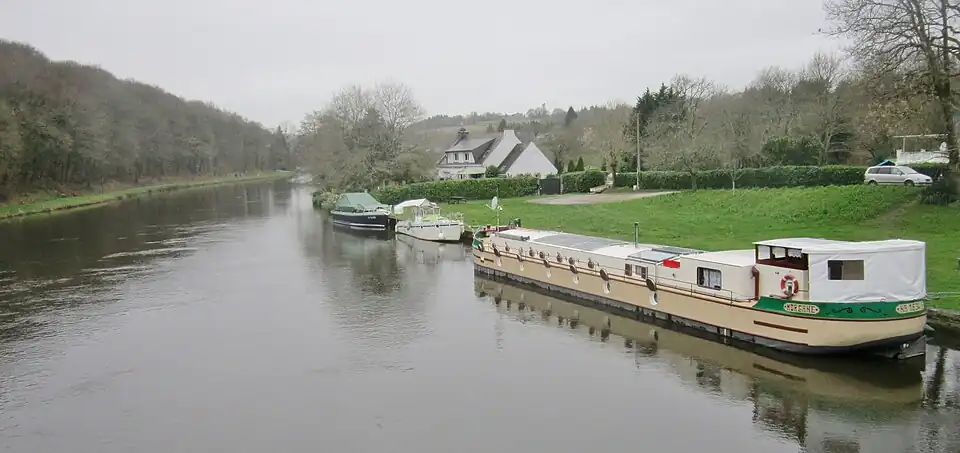 Le Blavet canalisé : vue vers l'aval depuis le pont de Pont-Neuf (D 102) ; à droite la rive droite côté Inzinzac-Lochrist, à gauche la rive gauche côté Languidic.
