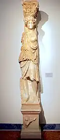 Amazone en caryatide de la villa d'Hérode Atticus à Kynouria/Loukou, IIe&nbsp;siècle EC. MNArch, Athènes