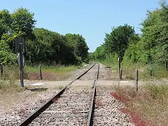 Le PN8 sur la route communale 10 vu en direction d'Étais-la-Sauvin.