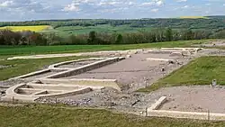 Basilique civile du site archéologique d'Alésia. Les vestiges des murs dessinent le plan du bâtiment.