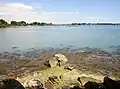 Anse de Nestadio et îlot de Logodonec à marée haute vus depuis la pointe de Boèntèn.