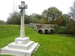 Le calvaire du Bois de la Roche près du pont sur la Penzé.