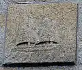Église Saint-Julien-le-Passeur de Poulgoazec : bateau sculpté sur l'un des murs de l'église paroissiale Saint-Julien-le-Passeur représentant probablement une carvelle 2