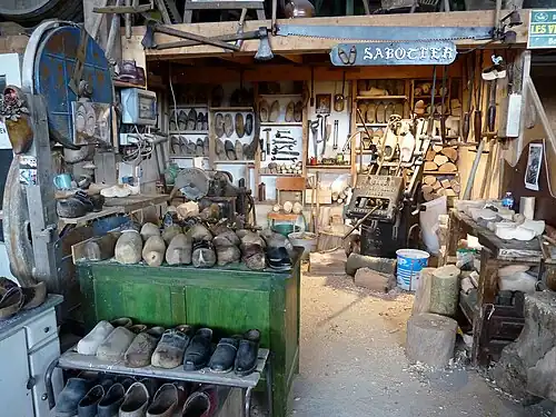 Musée vivant des vieux métiers d'Argol : atelier de sabotier.