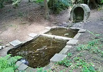 Quéven ː la fontaine et le lavoir du domaine de Kerrousseau.