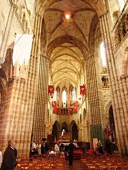 Cathédrale Saint-Tugdual : la nef et le chœur.