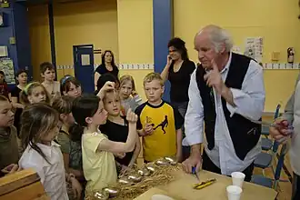 L'artiste Jocelyn Maltais fait ses recommandations aux élèves lors du dépôt des éléments magiques.