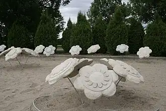 Il faut arroser les 125 fleurs de béton pour lire les pensées.