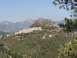 Le village et le site castral.