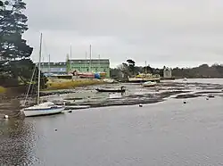 La rivière de Pont-l'Abbé, rive gauche : le chantier naval de Pors Moro.
