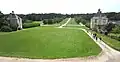 Château de Loyat ː l'allée d'entrée du parc vue depuis le château.