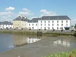 Les moulins de Pont-l'Abbé vus côté étang à marée basse.