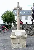 Croix du XVIe siècle avec une plaque « Souvenir de la mission de 1950 ».