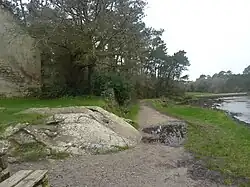 La Rivière de Pont-l'Abbé, rive droite : anneau d'amarrage à hauteur de la pointe de Rosquerno.