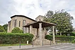 Extérieur de l'église paroissiale de Bélus.