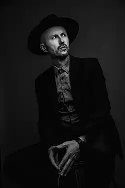 Description de l'image 06 - WT - Sitting portrait - Shadow session (by Ronan SIRI).jpg.