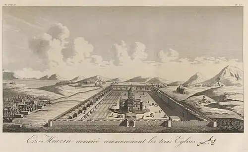 Vue d'une église entourée d'un grand parc et de murs