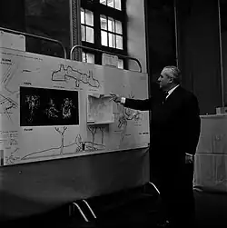 Le maire Louis Bazerque présentant le monument en 1967.