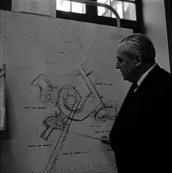 Louis Bazerque qui présente les plans du Monument à la Gloire de la Résistance.