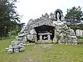 La grotte de Pont-Lorois (Oratoire de Porh Niscop) : une réplique de la grotte de Lourdes.