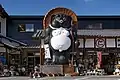 Statue de tanuki géante en face de la gare de Shigaraki.