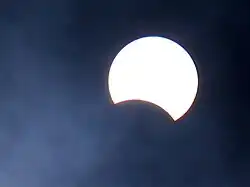 Éclipse partielle à Quezon (Philippines).