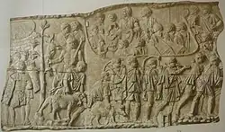 Devant soldats & notables, bœuf, bélier & porc sont emmenés en procession accompagnés de joueurs de trompette et de cor.