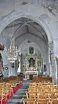 L'intérieur et son maître-autel classé monument historique.