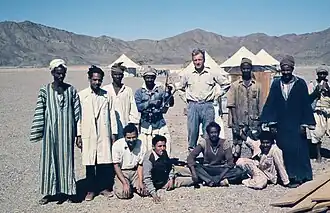 Voyageur européen et habitants en 1960