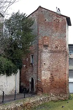 Une tour pentagonale.