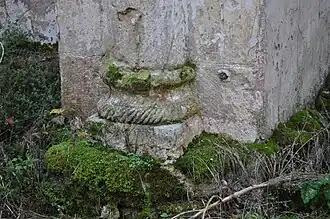 Pie de la colonne droite de l’arc interne.
