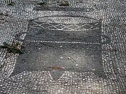 Mosaïque romaine représentant un boisseau à grain, c.-à-d. un récipient de forme cylindrique.