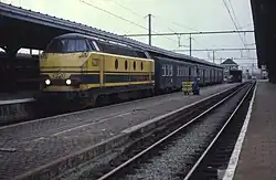 Courte rame de voitures M2 en livrée verte.