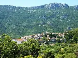 Le bourg et les sommets calcaires qui l'entourent.