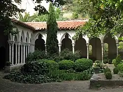 Parties du cloître remontées dans le jardin du musée.