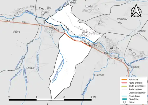 Carte en couleur présentant le réseau hydrographique de la commune