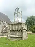 Le calvaire du placître de la chapelle Notre-Dame de Kerdévot.
